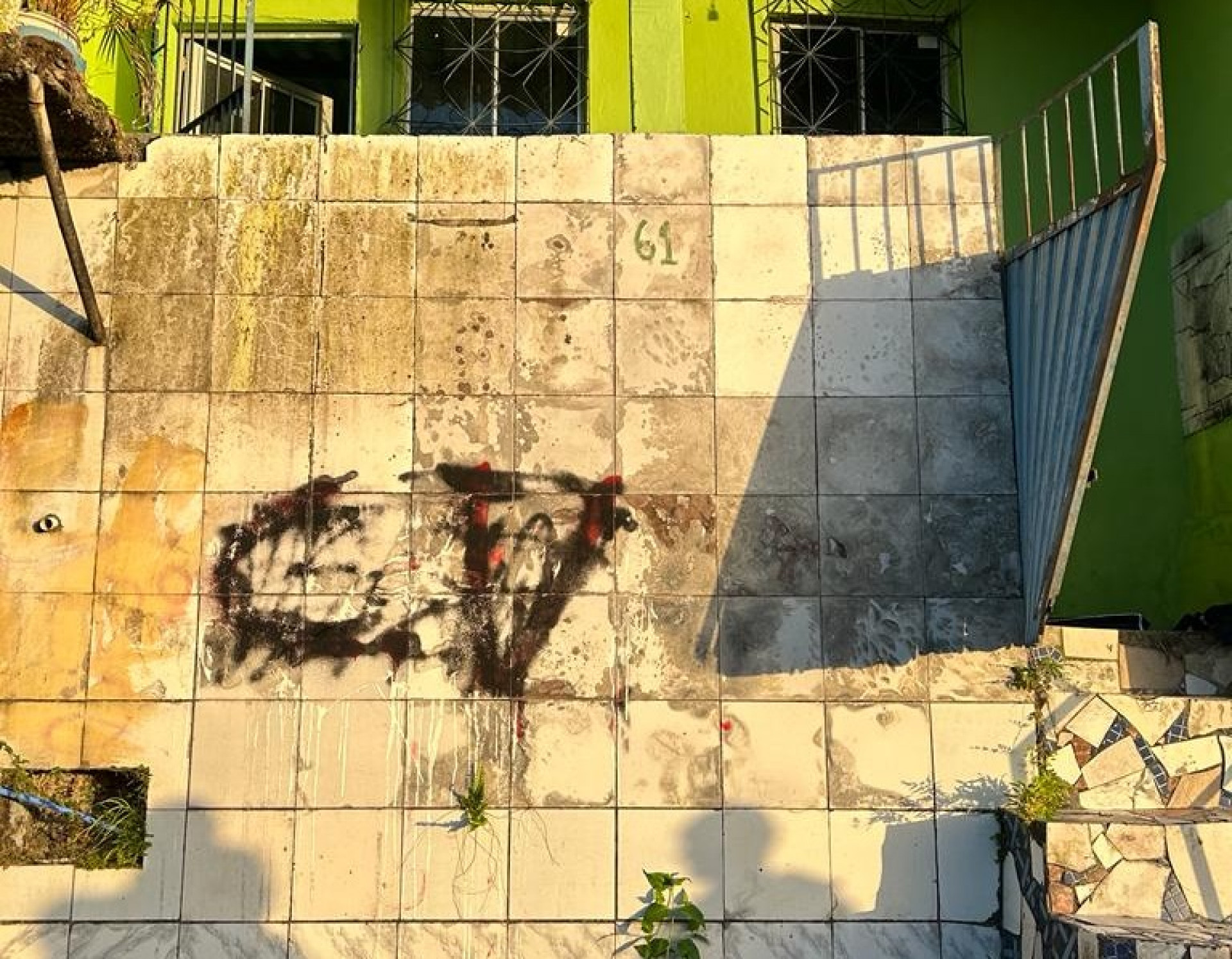 Muro pichado com sinal de facção - Divulgação/Polícia Federal