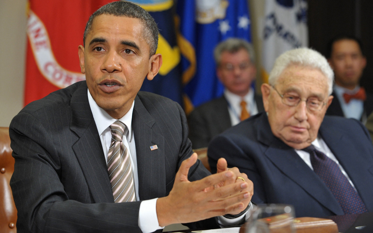 Ex-presidente dos EUA, Barack Obama, fala durante uma reunião sobre o novo Tratado START enquanto o ex-secretário de Estado Henry Kissinger olha em novembro de 2010 - AFP