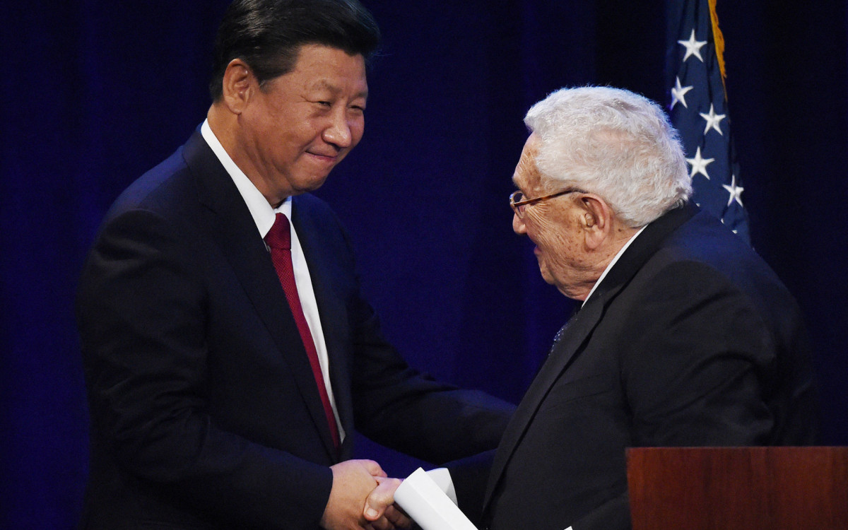 presidente chinês Xi Jinping é recebido pelo ex-secretário de Estado dos EUA, Henry Kissinger, durante seu banquete de boas-vindas no início de sua visita aos EUA - AFP