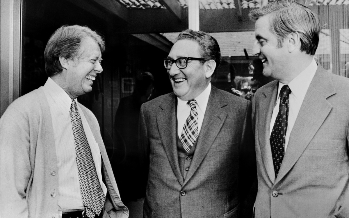 presidente dos EUA, Jimmy Carter, encontra-se com o secretário de Estado Henry Kissinger e o vice-presidente dos EUA, Walter Mondale, em 1976 - AFP