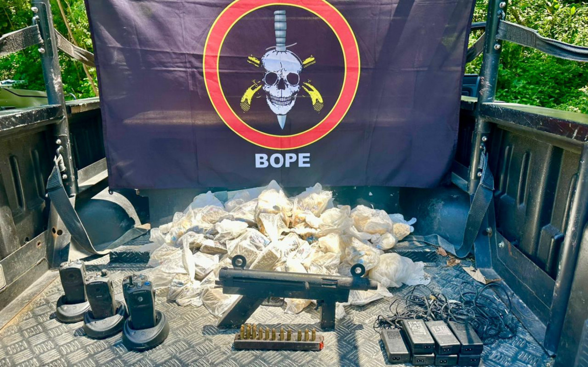 Submetralhadora,  munições, rádios de comunicação e drogas apreendidos na Vila Aliança