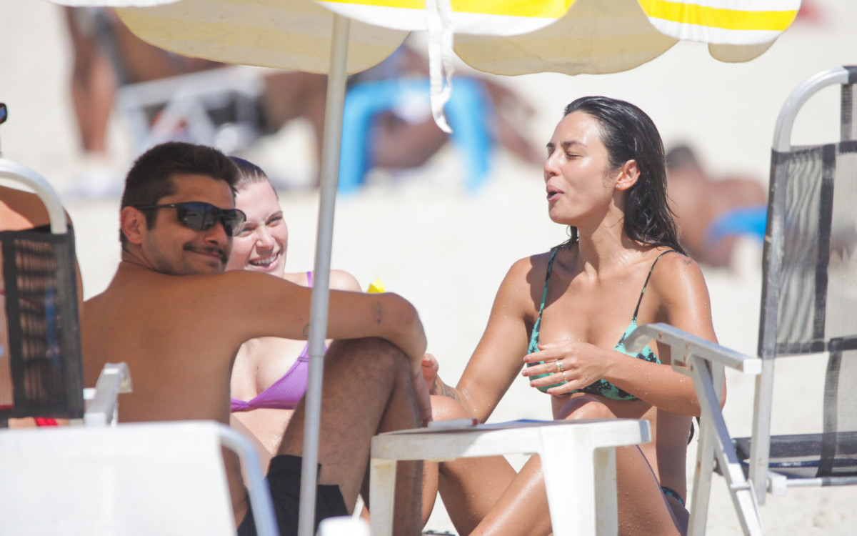 Yanna Lavigne e Bruno Gissoni curtem dia de sol na Barra da Tijuca