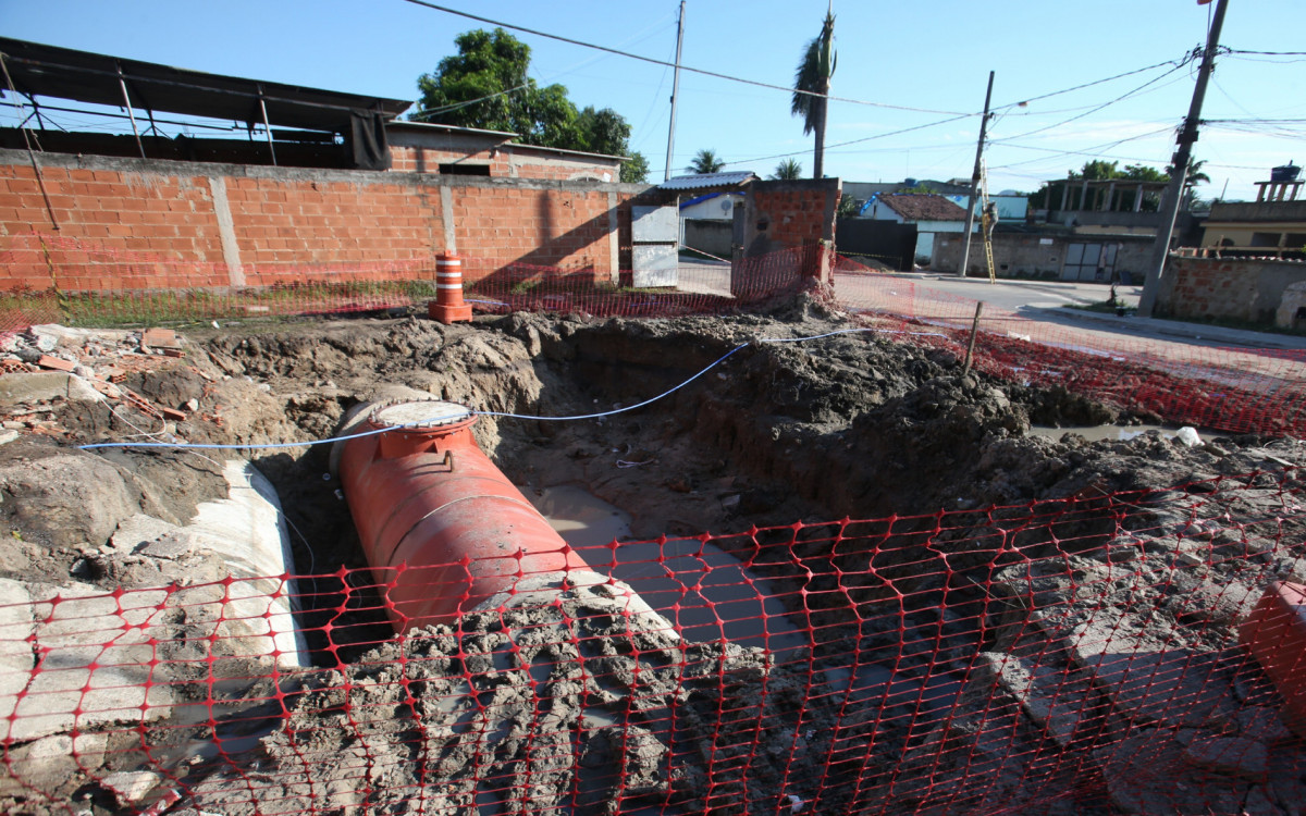 Adutora que se rompeu no dia 28, na Rua das Tulipas em Nova Iguaçu, voltou a vazar nesta quinta-feira (30)  - Cléber Mendes/Agência O Dia