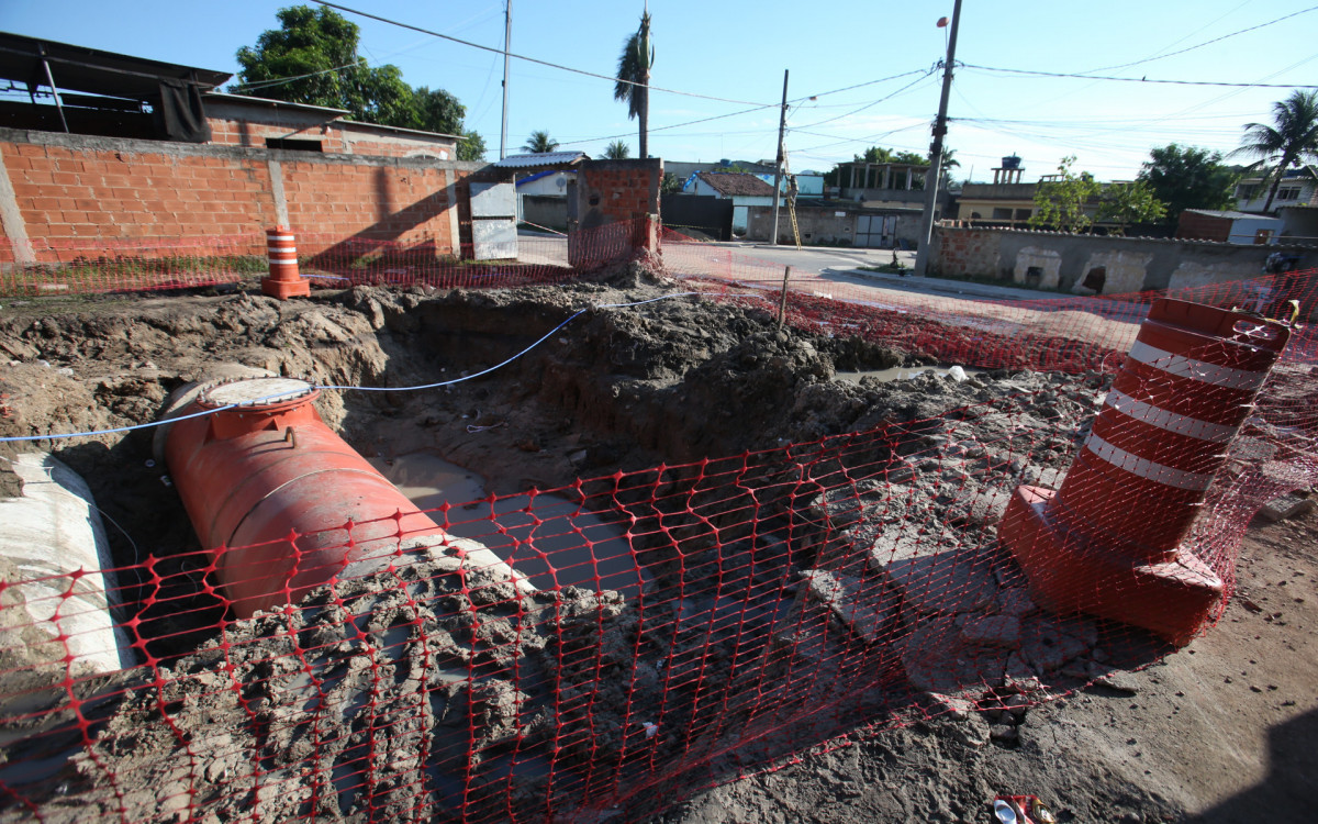 Adutora que se rompeu no dia 28, na Rua das Tulipas em Nova Iguaçu, voltou a vazar nesta quinta-feira (30) - Cléber Mendes/Agência O Dia