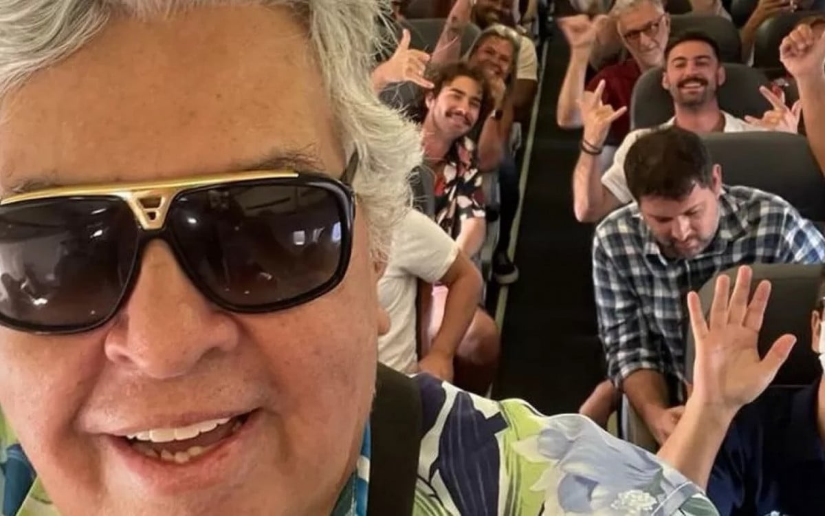 Sidney Magal canta com passageiros de voo de Recife para Salvador