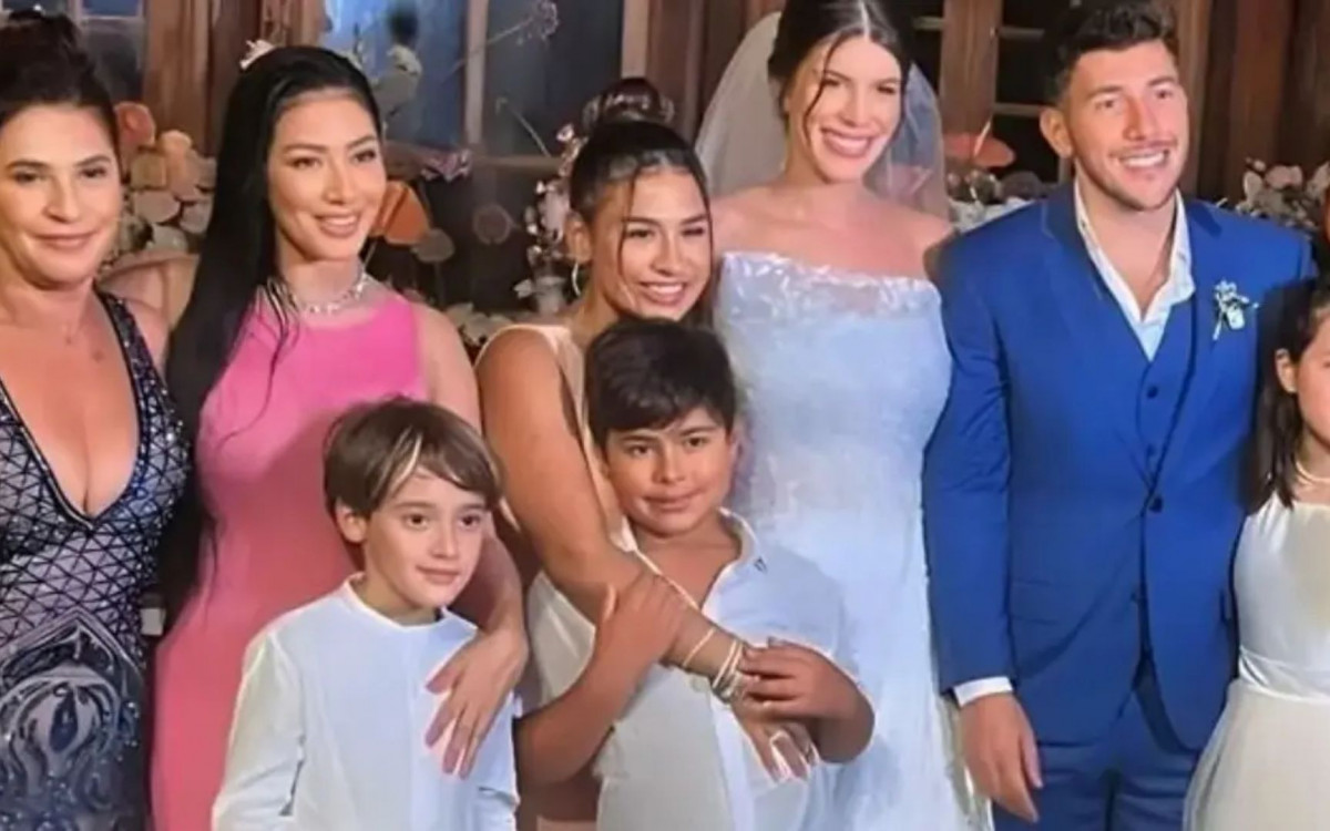Simone e Simaria posam ao lado da família em casamento do irmão - Reprodução / Instagram