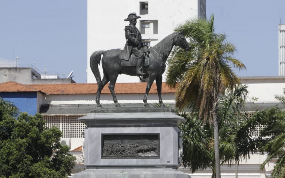 Estátua de Duque de Caxias fica em território federal pertencente ao Exército, da União, na Central do Brasil - Marcos Porto/ Agência O DIA
