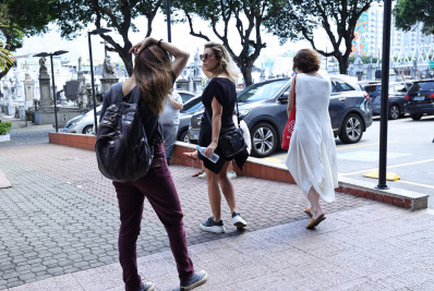 Amigos e familiares se despedem de Ângela Rabello