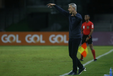 Tiago Nunes admite frustração após novo tropeço do Botafogo e questiona tempo de acréscimo