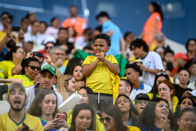 Torcedores com camisas de time são barrados em jogo da Seleção feminina no estádio do Corinthians