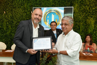Ex-presidente do ICTIM recebe homenagem da Associação Comercial de Maricá