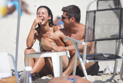 Bruno Gissoni e Yanna Lavigne dão boas risadas em dia de praia