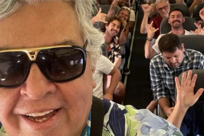 Sidney Magal canta 'Sandra Rosa Madalena' com passageiros de voo; Assista