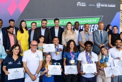 Atletas que representam o Time RJ são homenageados pelo governador Cláudio Castro