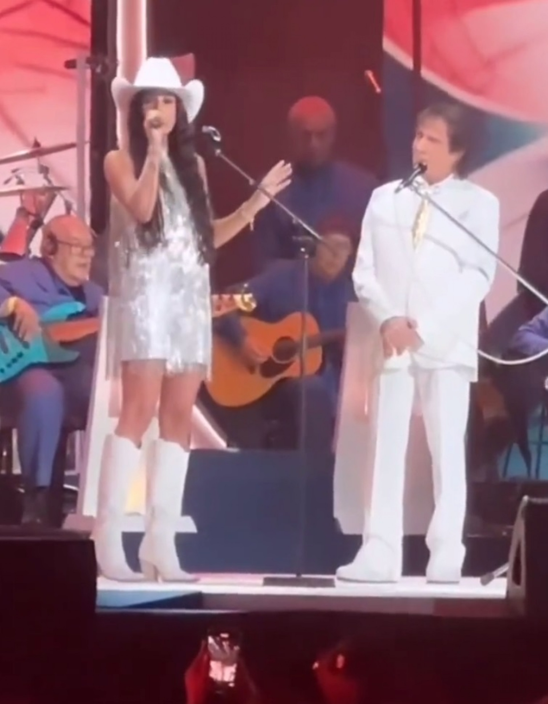 Roberto Carlos e Ana Castela - Reprodução de vídeo