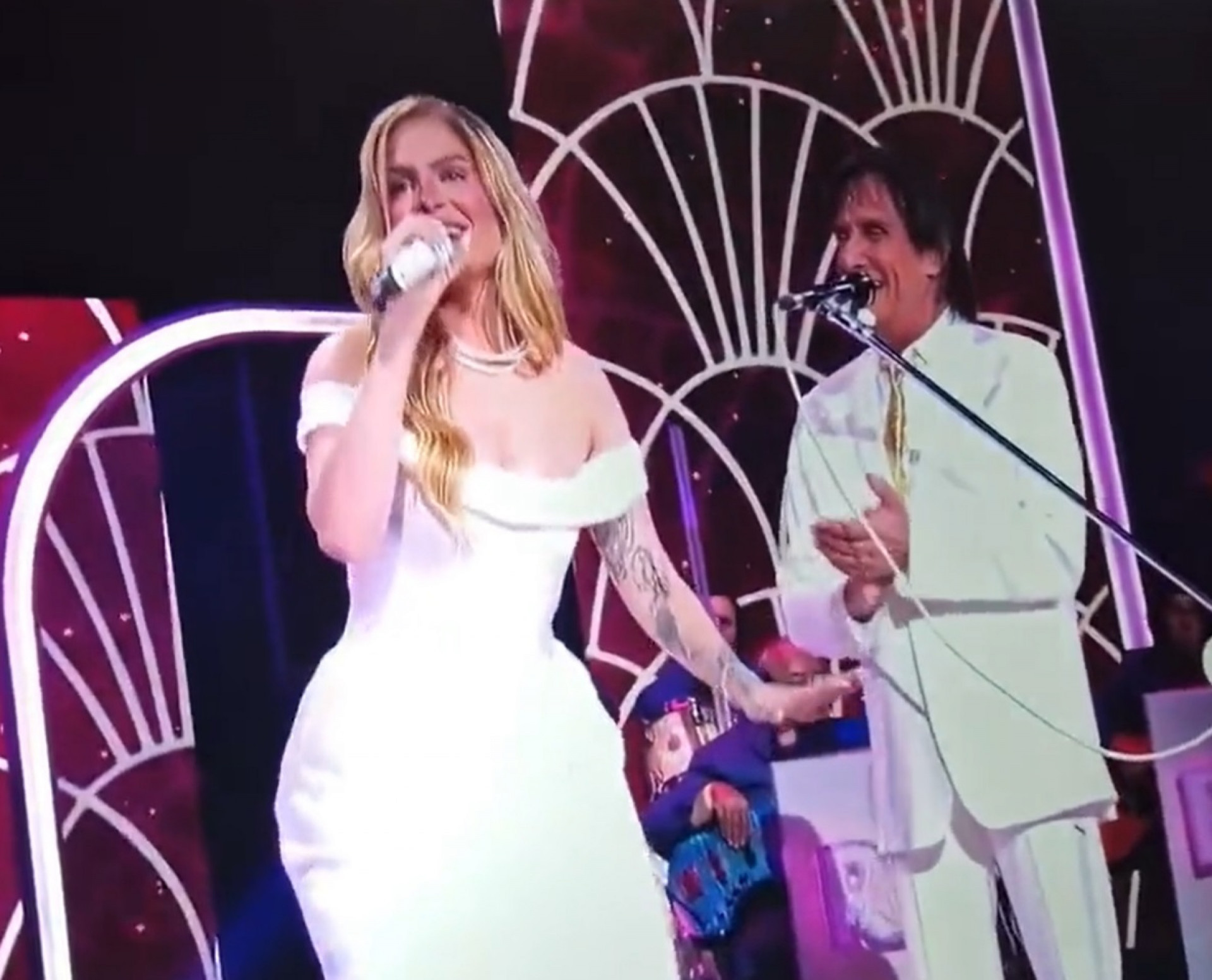 Roberto Carlos e Luísa Sonza - Reprodução de vídeo