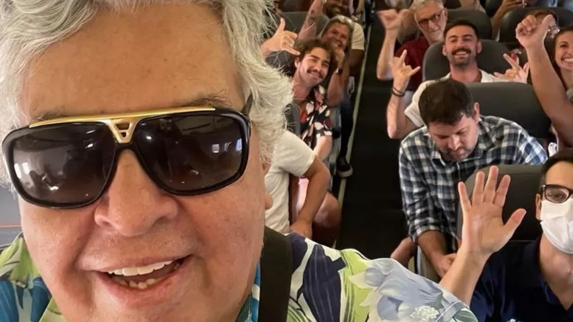 Sidney Magal canta com passageiros de voo de Recife para Salvador - Reprodução Internet