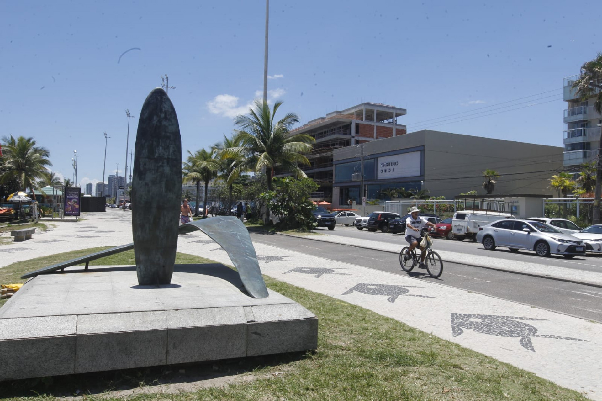 Cariocas aproveitaram o céu aberto para caminhar na praia da Barra da Tijuca - Reginaldo Pimenta / Agência O Dia