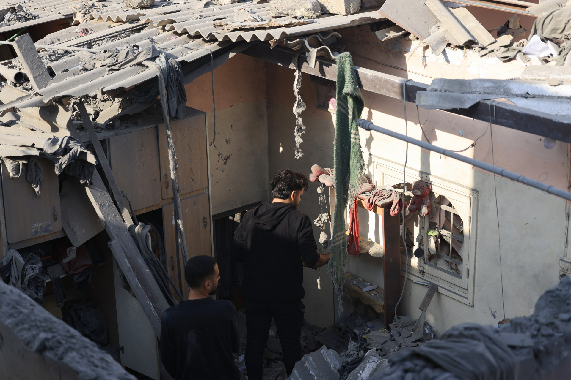 Área de Khan Yunis, em Gaza, destruída após bombardeio de Israel nesta sexta-feira, 1 - Mahmud Hams/ AFP