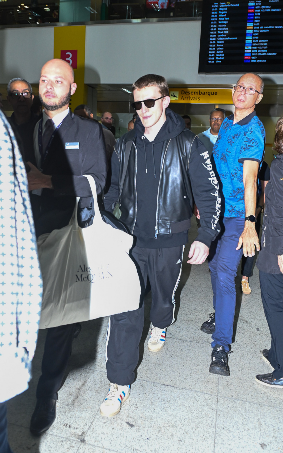 Ator inglês Ewan Mitchel desembarca no Brasil para participar da CCXP