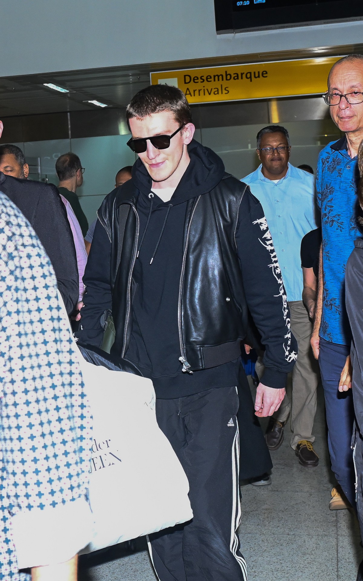 Ator inglês Ewan Mitchel desembarca no Brasil para participar da CCXP