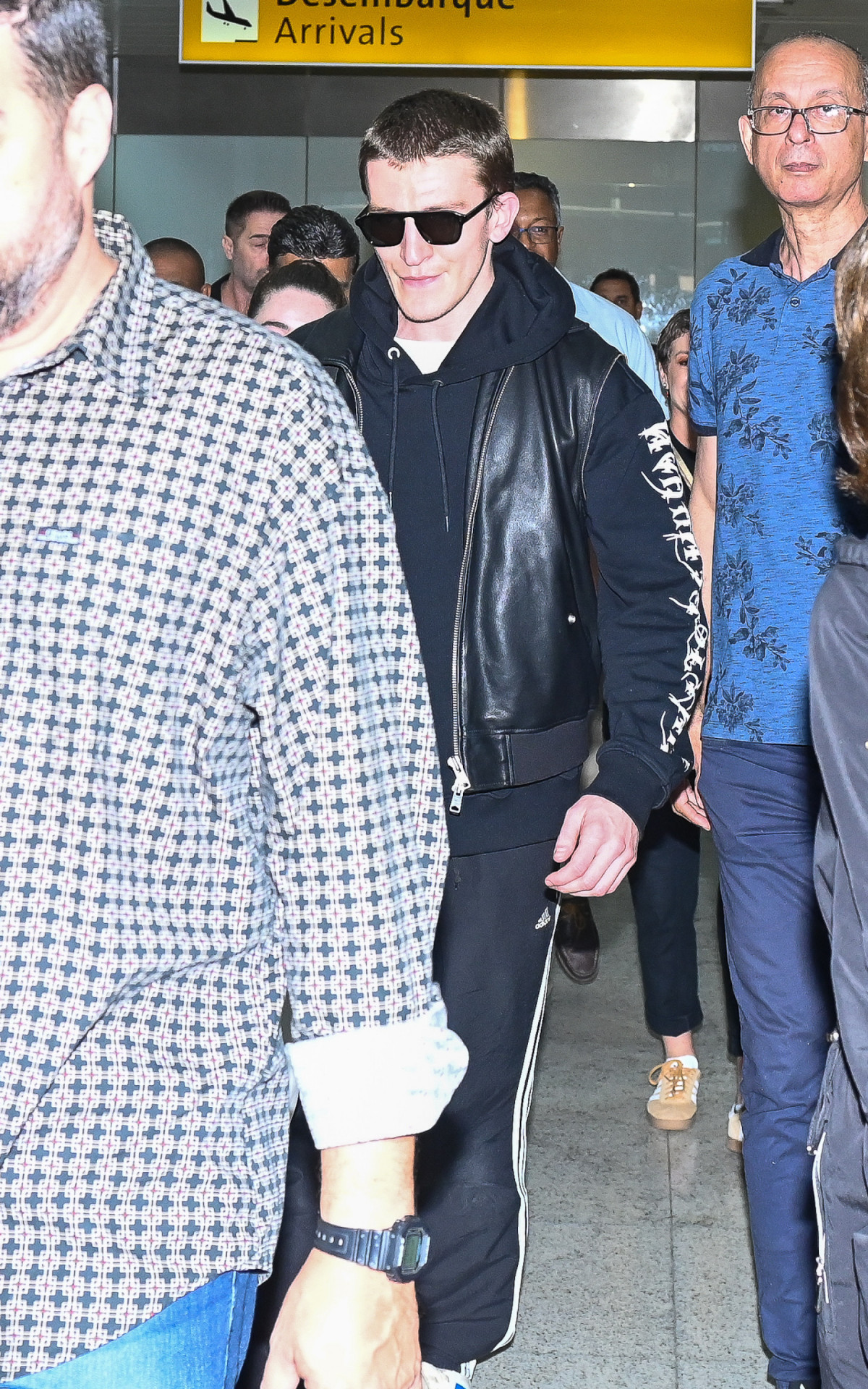 Ator inglês Ewan Mitchel desembarca no Brasil para participar da CCXP