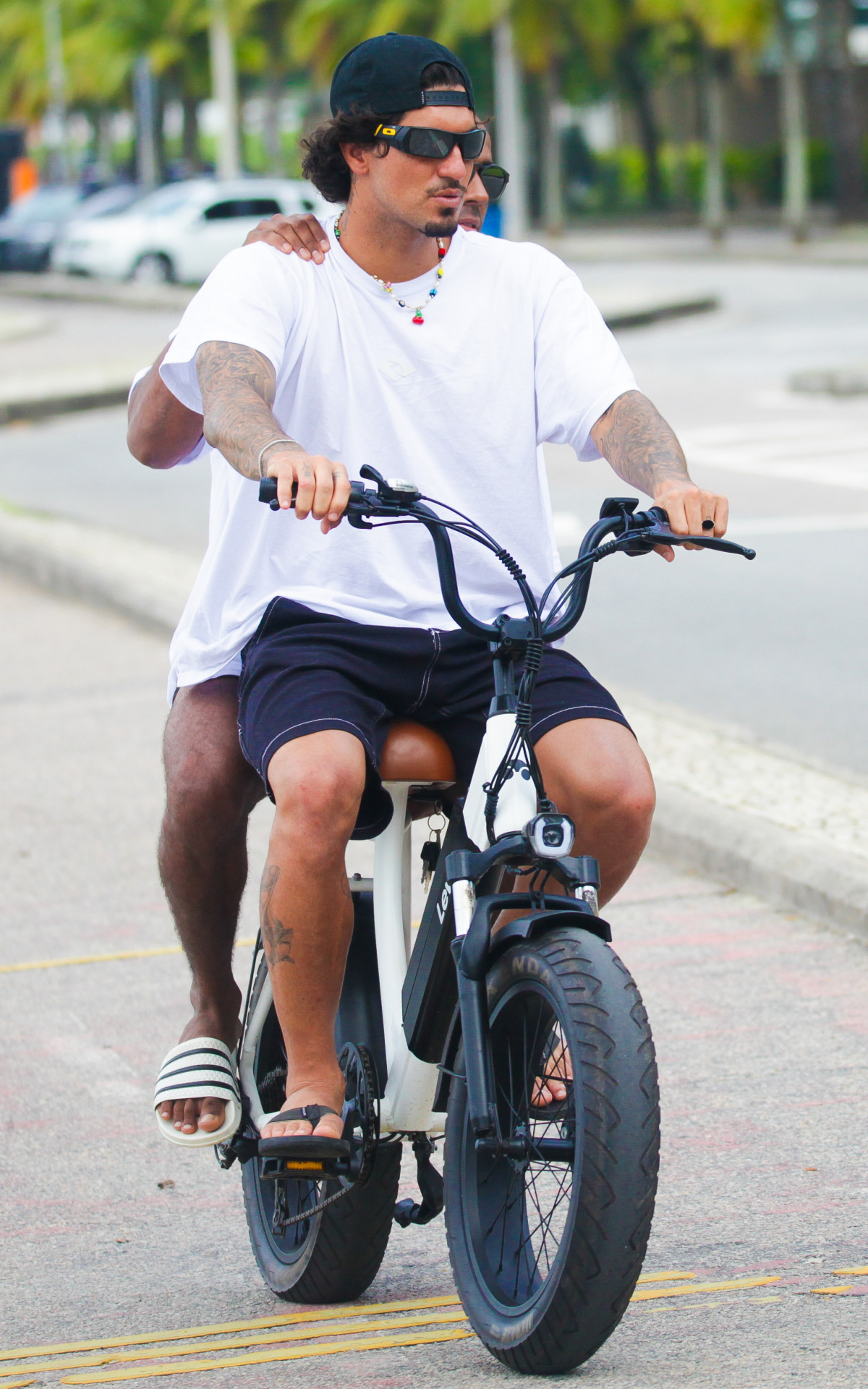 Gabriel Medina passeia de bicicleta com amigo em São Conrado, na Zona Sul do Rio
