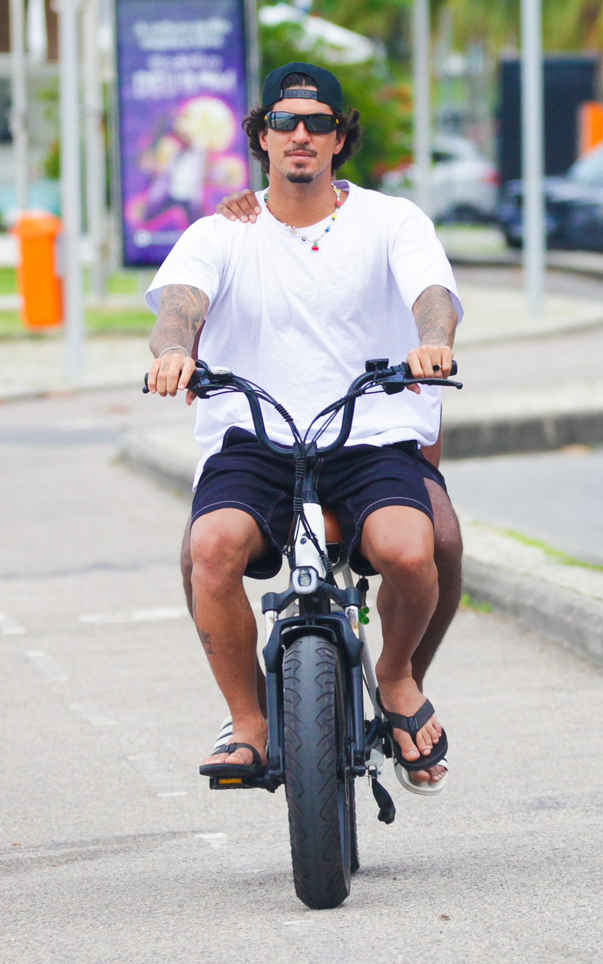 Gabriel Medina passeia de bicicleta com amigo em São Conrado, na Zona Sul do Rio