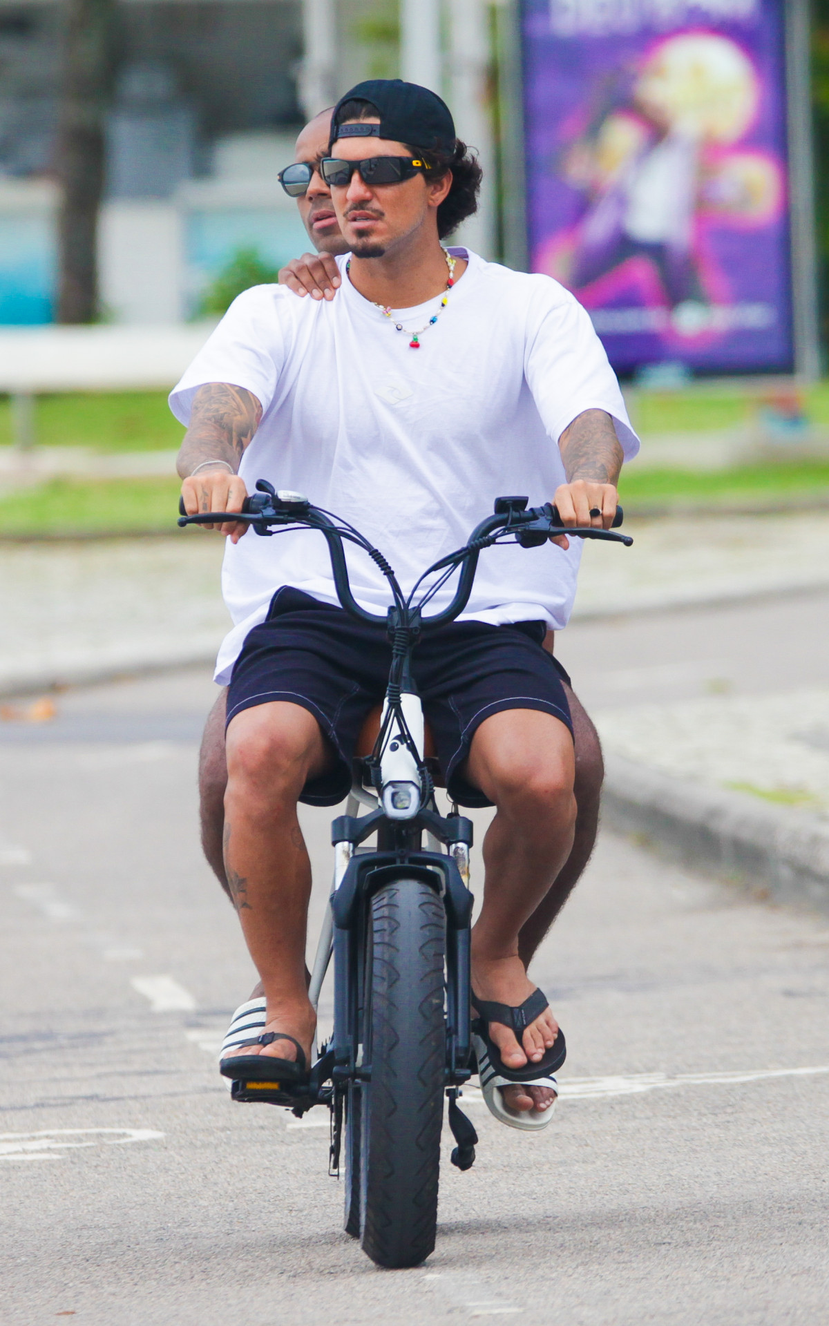 Gabriel Medina passeia de bicicleta com amigo em São Conrado, na Zona Sul do Rio - Fabrício Pioyani / Ag. News