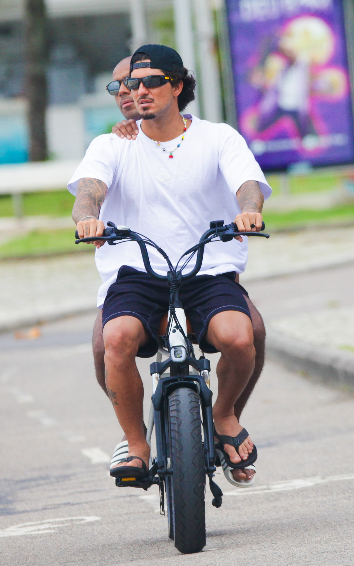 Gabriel Medina passeia de bicicleta com amigo em São Conrado, na Zona Sul do Rio