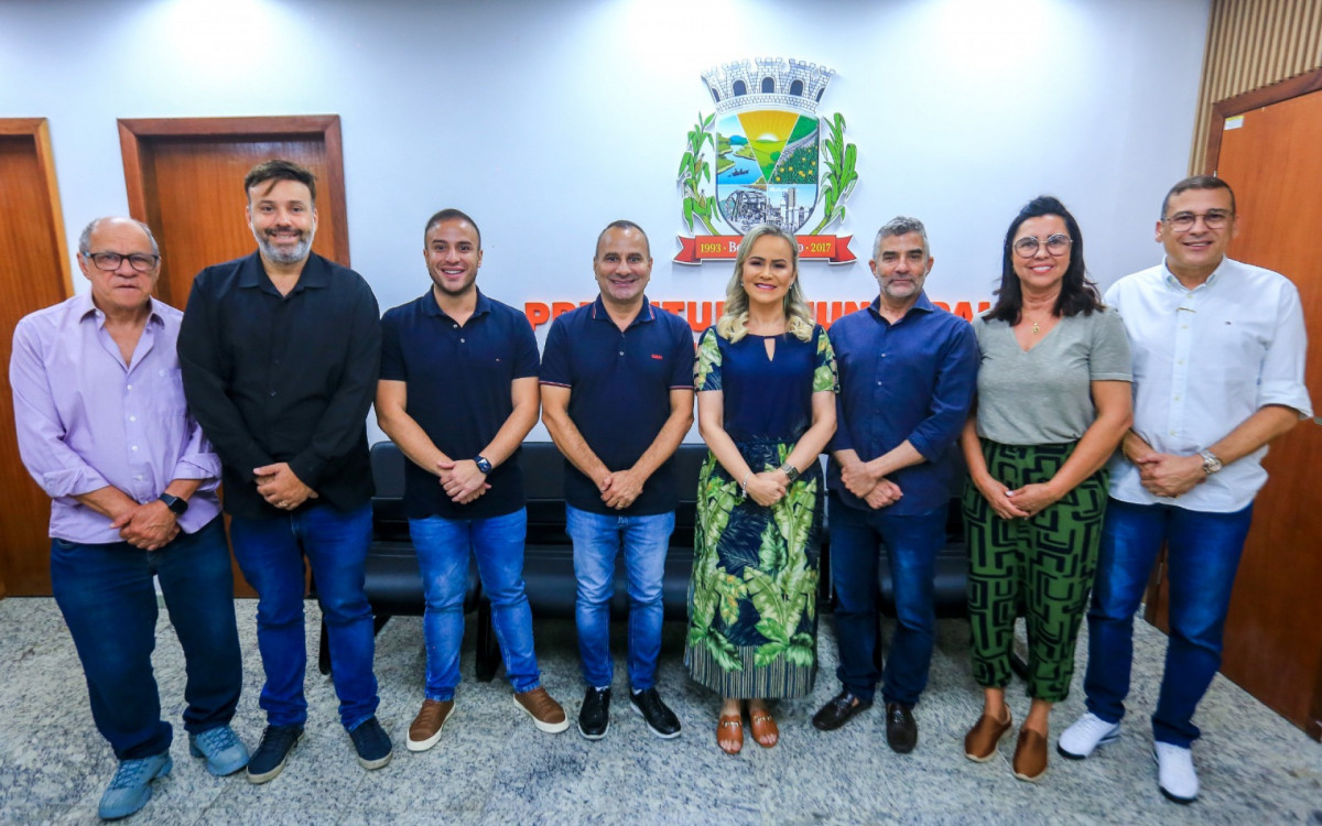 Secretário Odair Cunha, secretário Christian Vieira, secretário Matheus Cunha, prefeito Waguinho, deputada Daniela Waguinho, Edmilson Migowski, subsecretária Ana Titonel e presidente do Fundo Municipal de Saúde, Paulo Andrade no encontro no gabinete