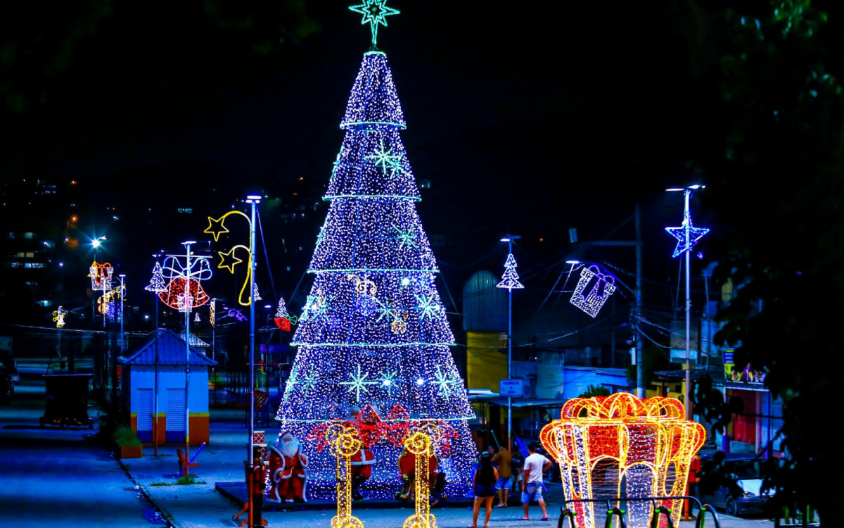 A praça de Areia Branca atrai um grande número de moradores para ver a decoração natalina
