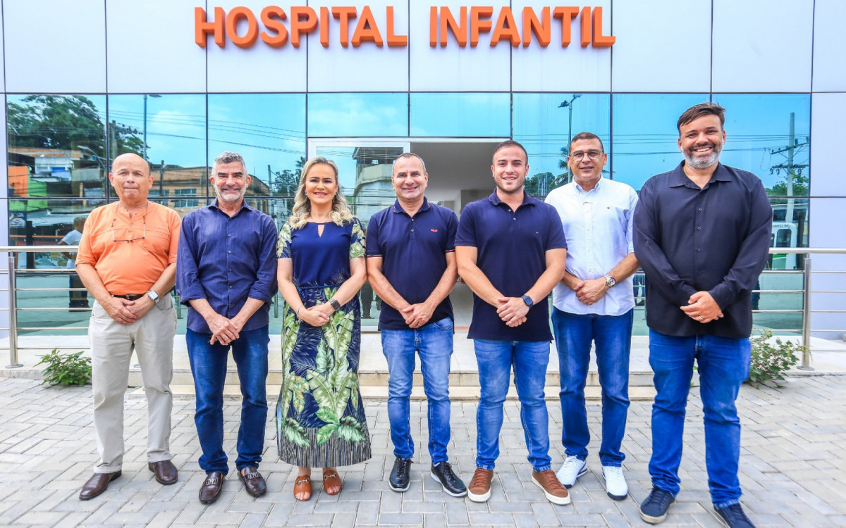 Humberto Barros, Edmilson Migowski, Daniela do Waguinho, Matheus Carneiro, Paulo Andrade e Christian Vieira visitaram o Hospital Infantil
