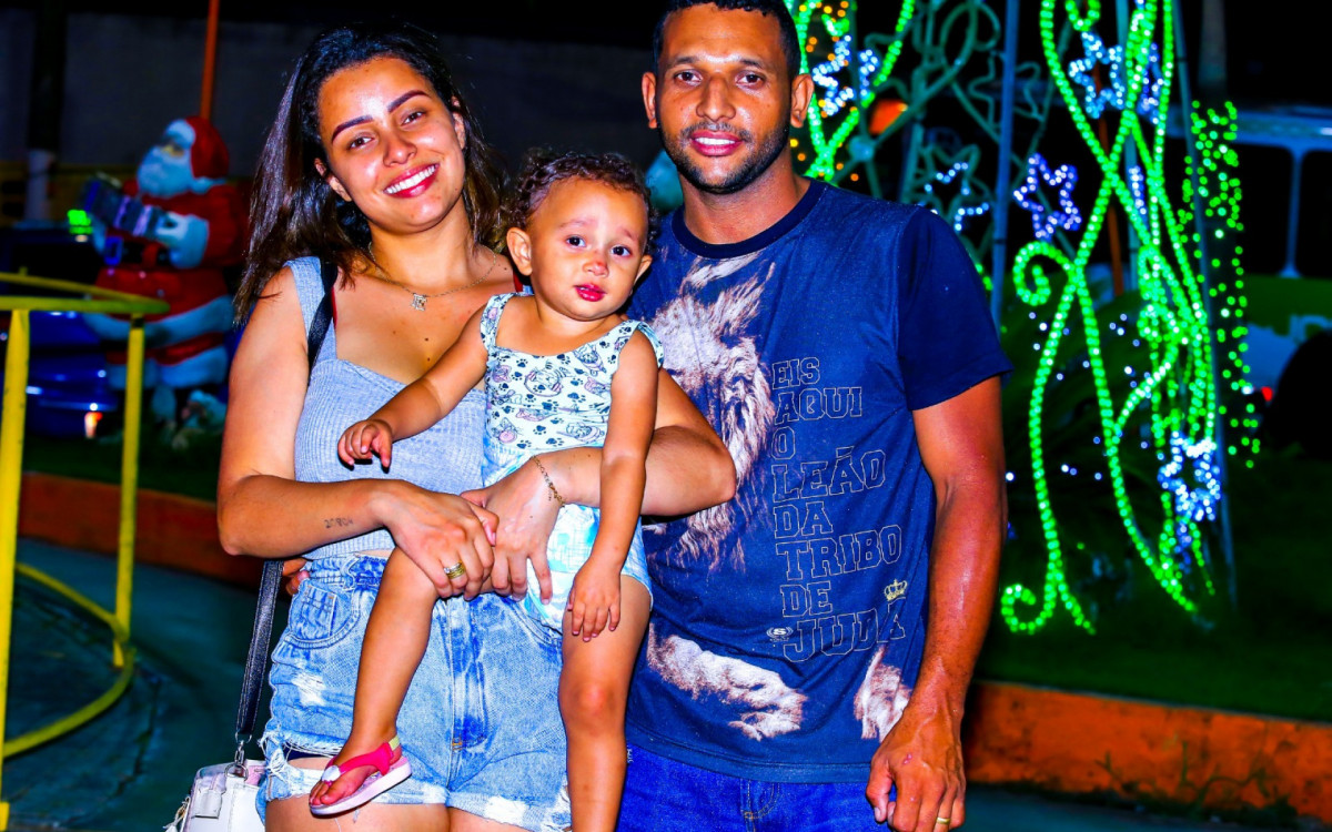 Lívia Pimentel e Jean Dias pararam para ver as decorações do Centro de Belford e elogiaram