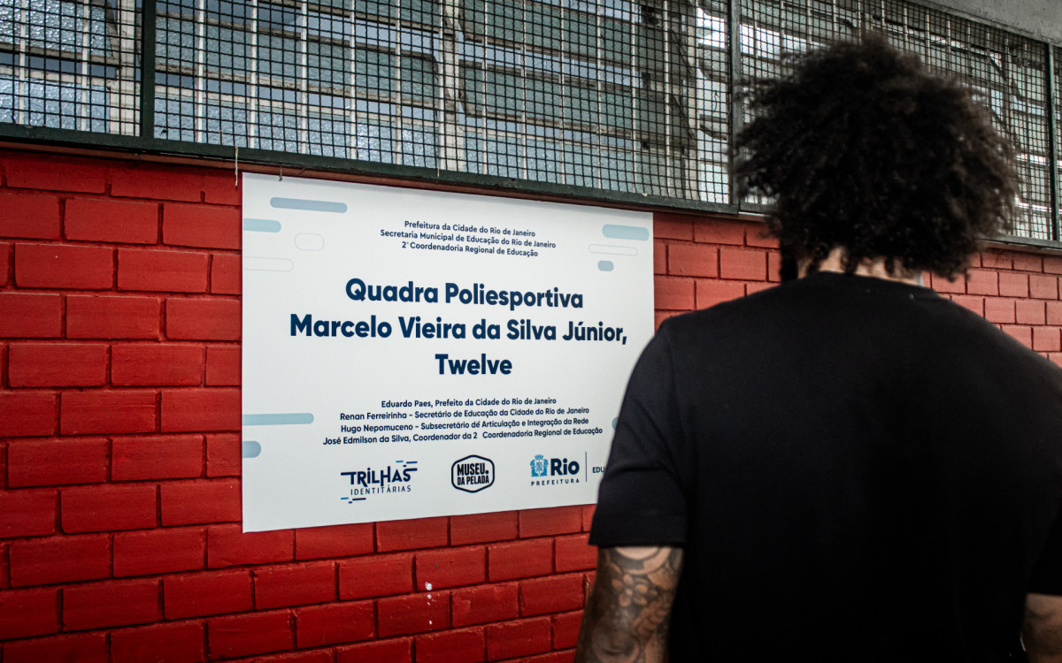 Marcelo visita escola que estudou na infância e recebe homenagem dos alunos 
