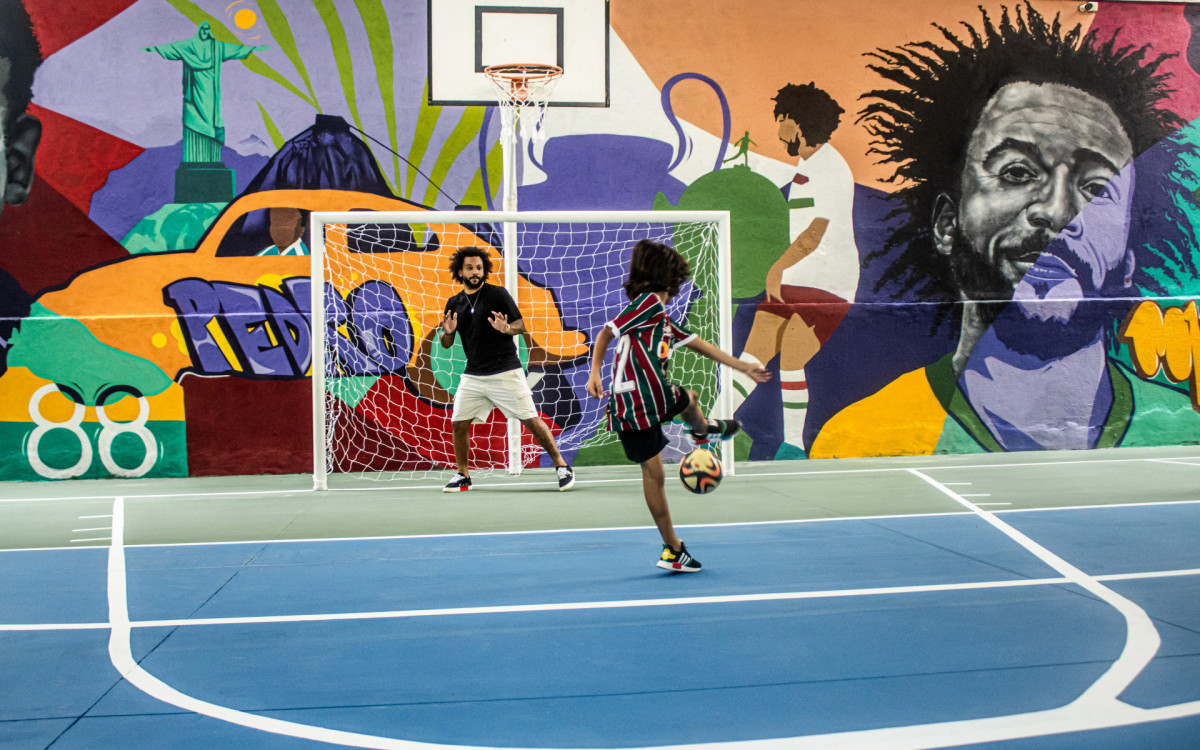 Marcelo visita escola que estudou na infância e recebe homenagem dos alunos 