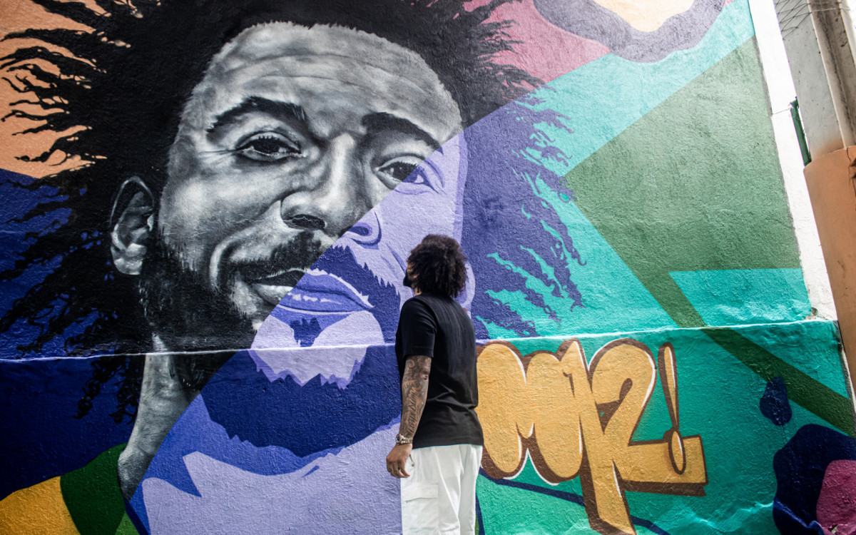 Marcelo visita escola que estudou na infância e recebe homenagem dos alunos 