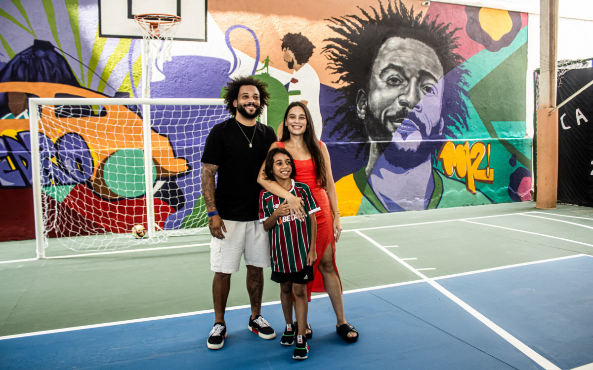 Marcelo visita escola que estudou na infância e recebe homenagem dos alunos 