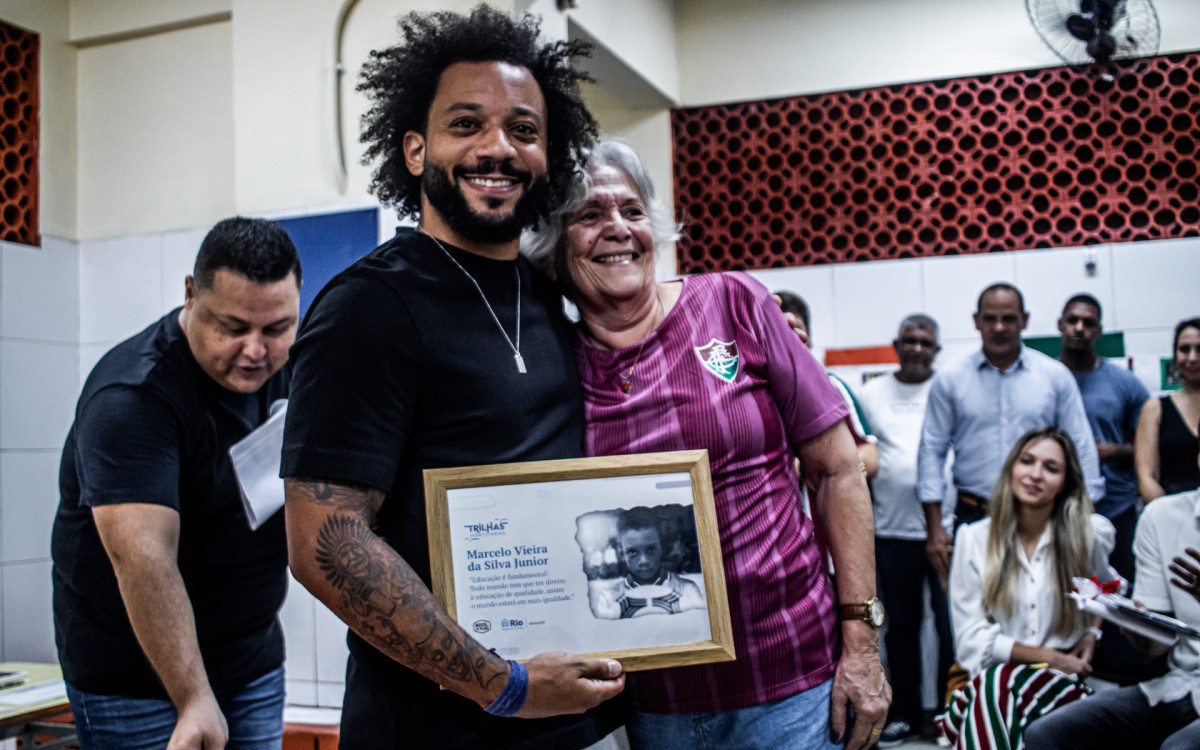 Marcelo visita escola que estudou na infância e recebe homenagem dos alunos 