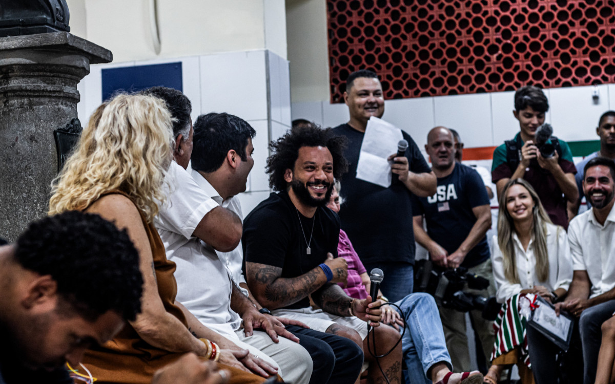 Marcelo visita escola que estudou na infância e recebe homenagem dos alunos 