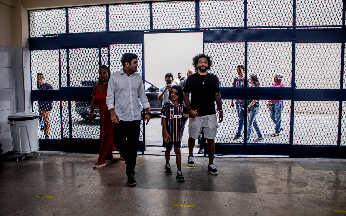 Marcelo visita escola que estudou na infância e recebe homenagem dos alunos 