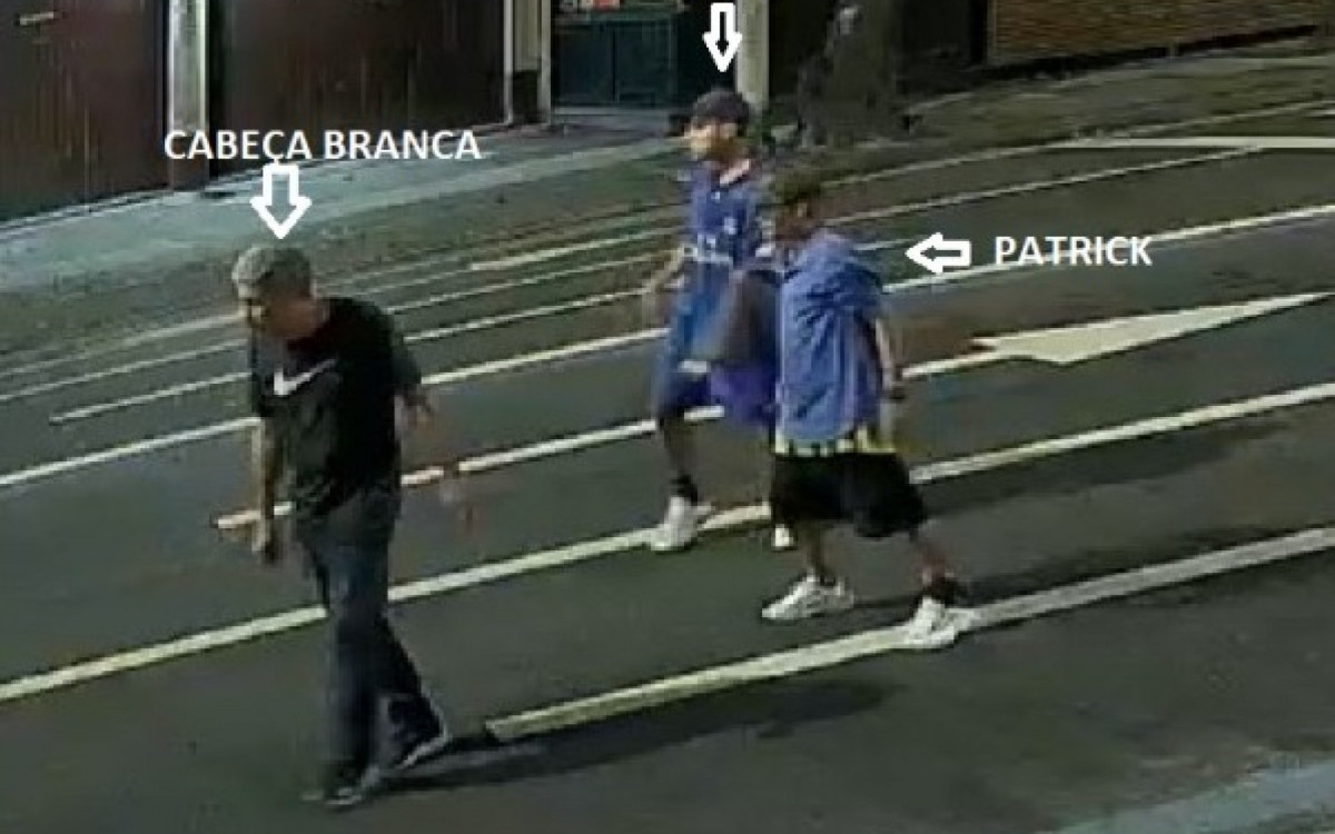 Trio abordou vítimas com faca e roubou bolsa com pertences