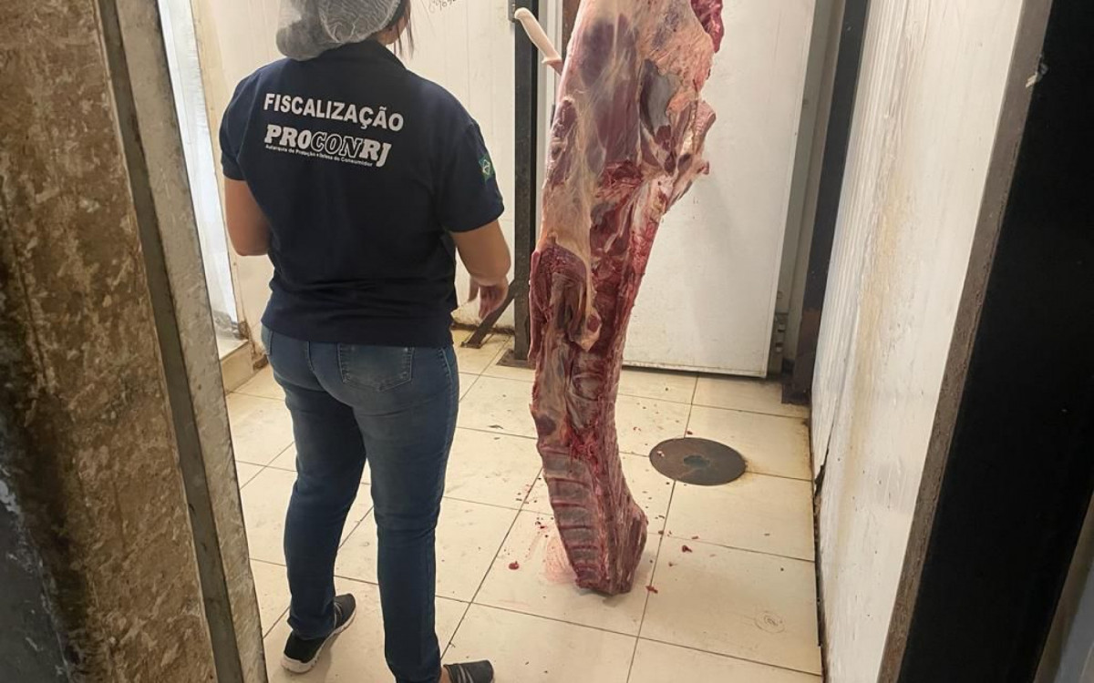 Carnes em contato com o chão foram descartas após fiscalização em supermercado de Realengo - Divulgação