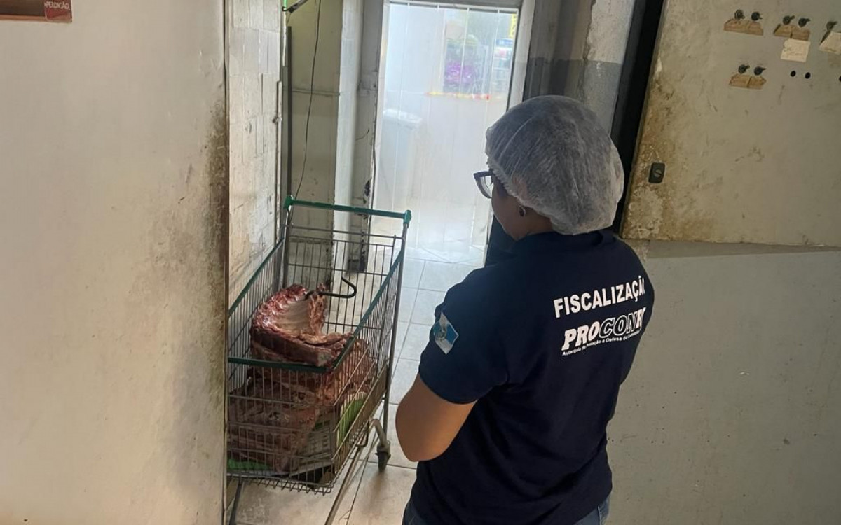 Carnes em contato com o chão foram descartas após fiscalização em supermercado de Realengo