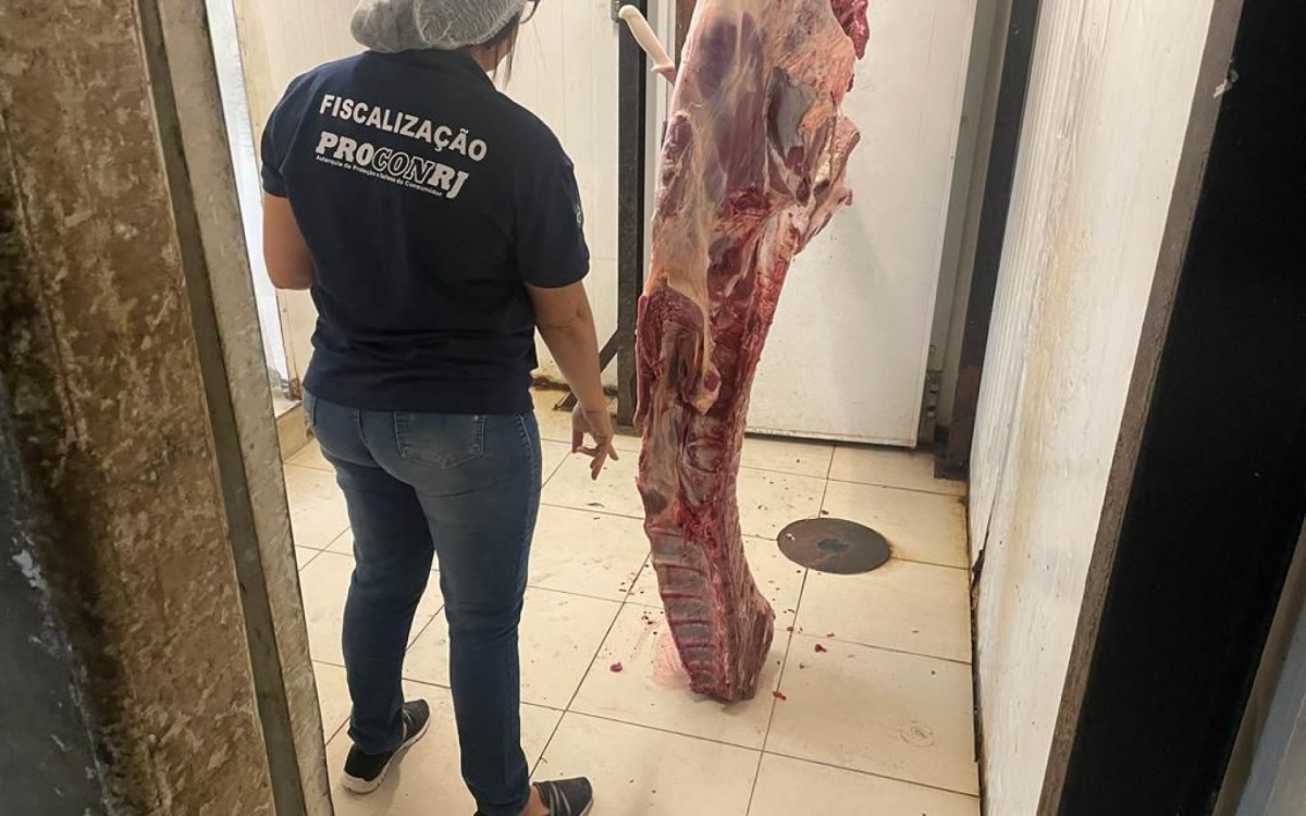Carnes em contato com o chão foram descartas após fiscalização em supermercado de Realengo