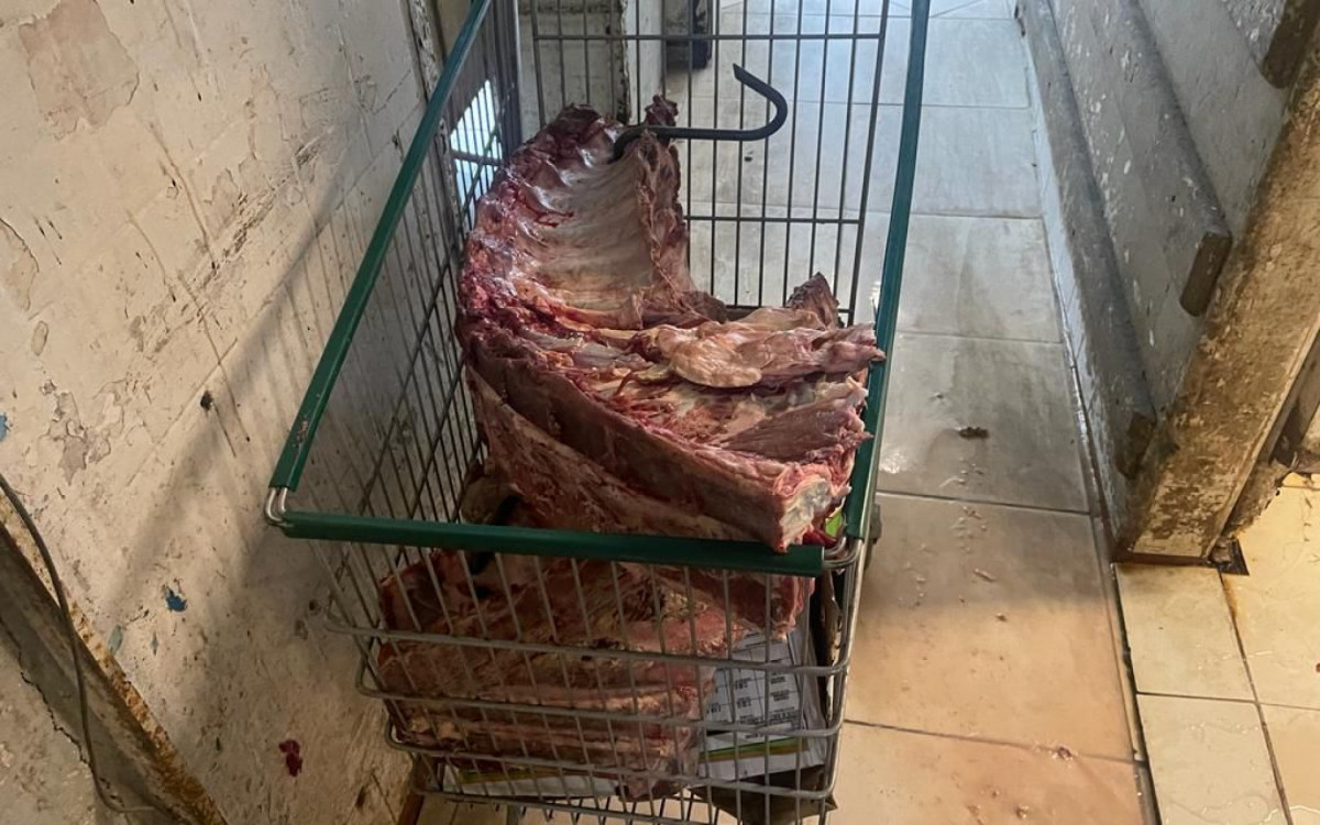 Carnes em contato com o chão foram descartas após fiscalização em supermercado de Realengo