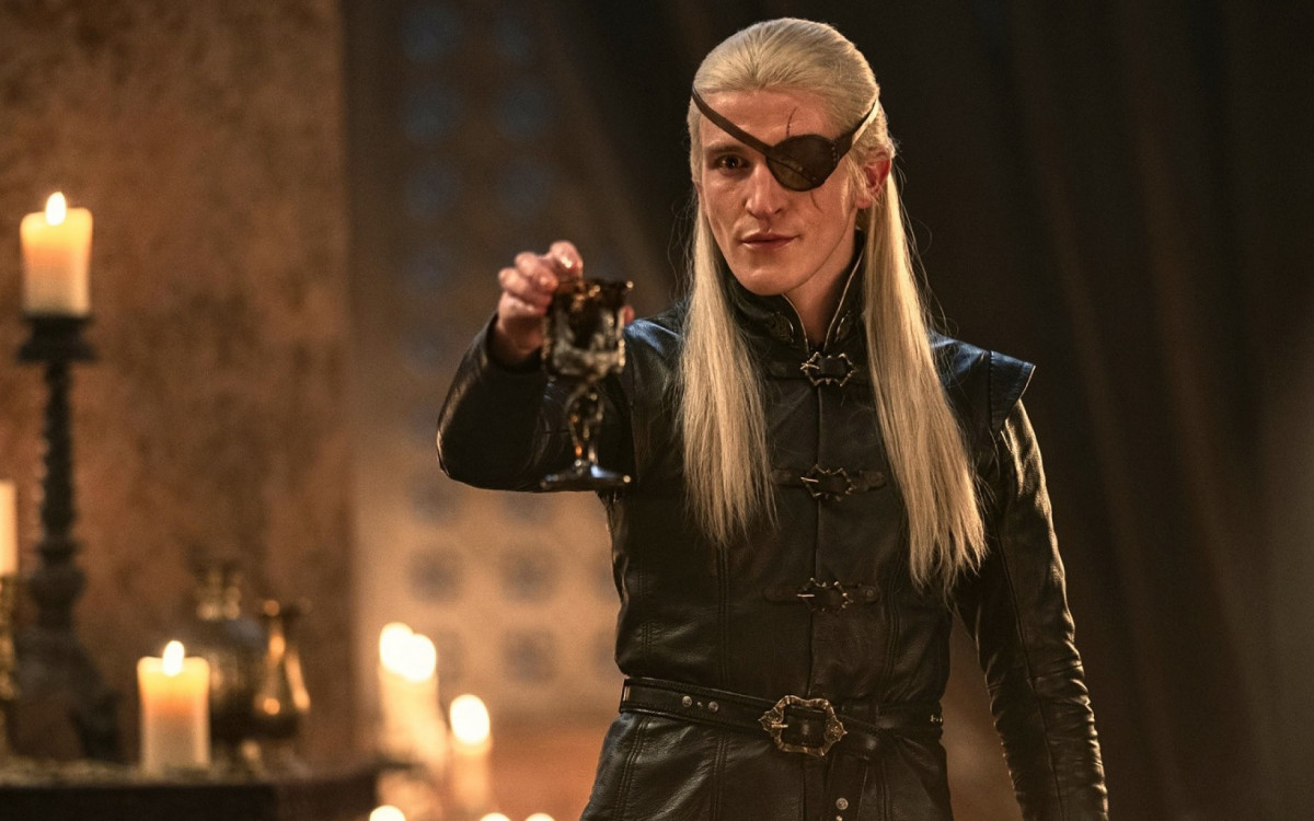 Ewan Mitchel como Aemond Targaryen em \'A Casa do Dragão\'