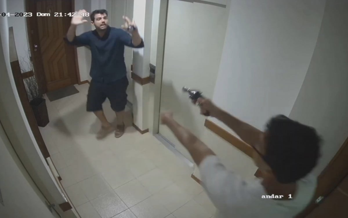 Câmera flagrou síndico apontando arma para jornalista em condomínio no Humaitá, Zona Sul do Rio - Reprodução