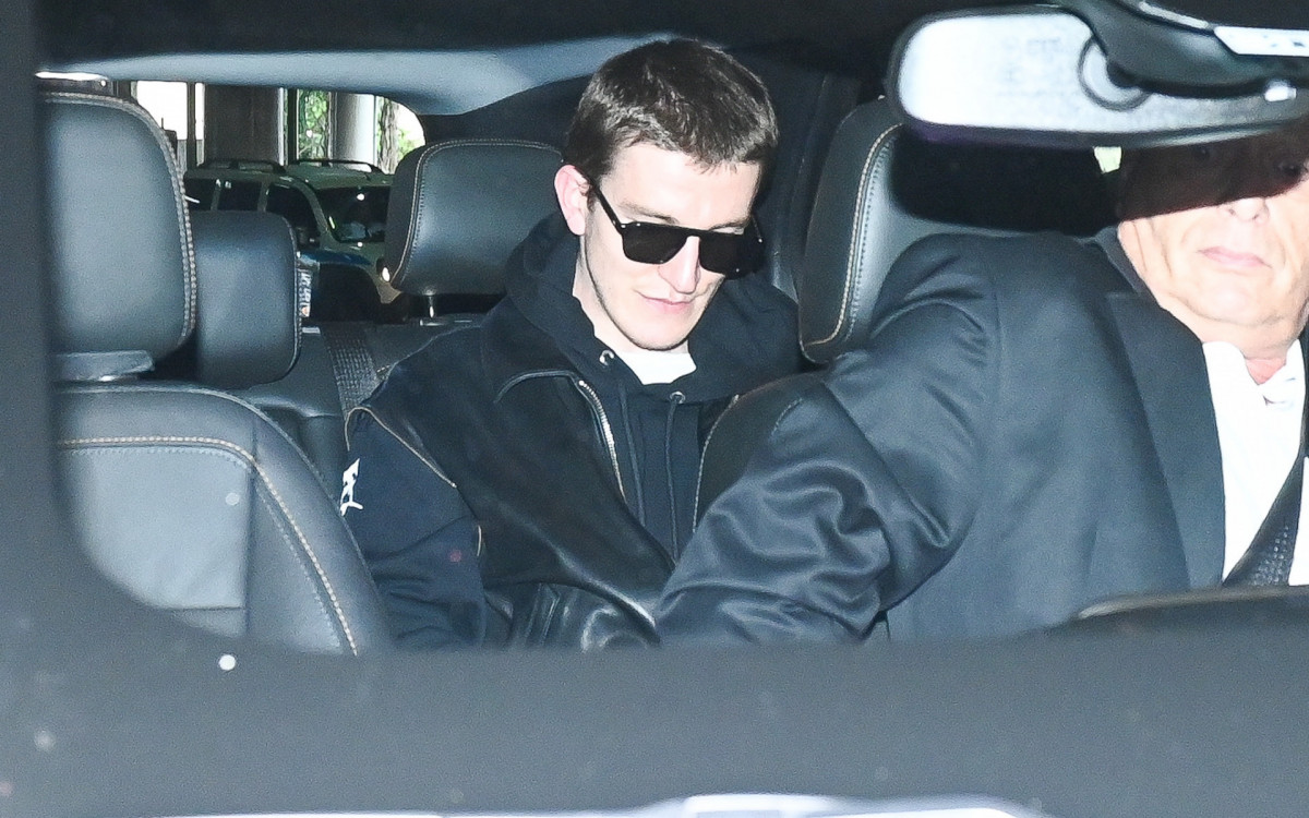 Ator inglês Ewan Mitchel desembarca no Brasil para participar da CCXP