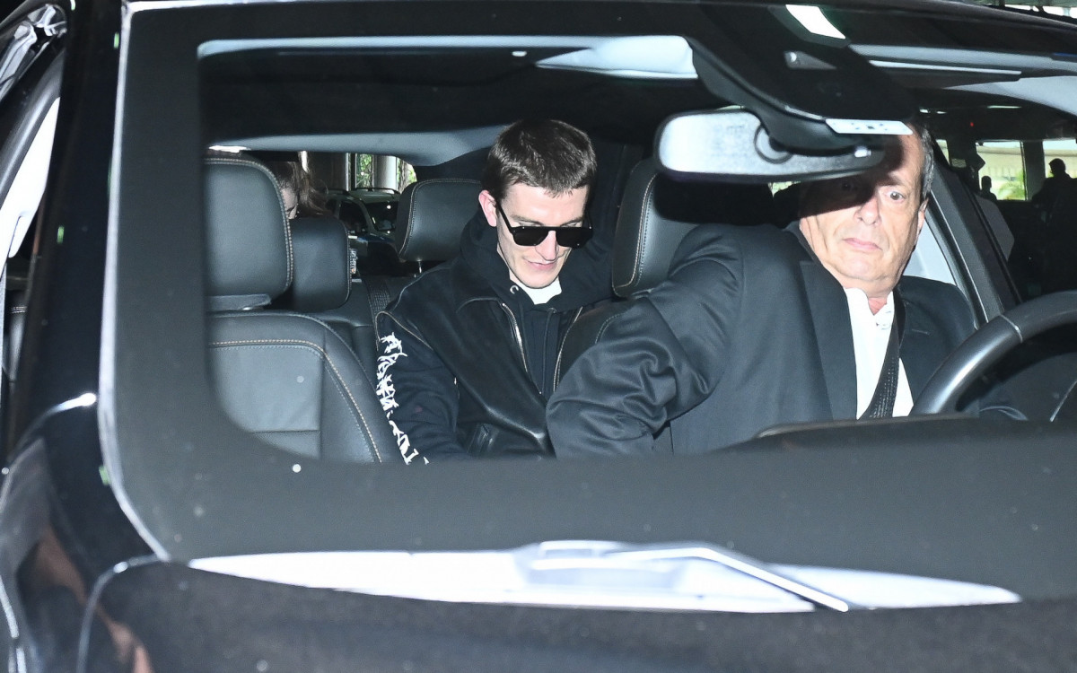 Ator inglês Ewan Mitchel desembarca no Brasil para participar da CCXP